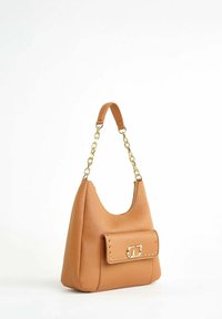 Borsa a mano in pelle tan con una superficie liscia, forma arrotondata, tracolla a catena e una patta frontale con hardware dorato e borchie decorative.