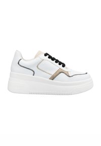 Weiße Plattform-Sneaker mit schwarzen Schnürsenkeln, versehen mit Zickzack-Nähten in Schwarz und Beige, strukturierter Sohle und oberem Leder in glatter Ausführung.