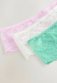 Három összehajtott csipkeanyag darab rózsaszín, fehér és menta zöld színekben, virágmintákkal, világos háttéren bemutatva.