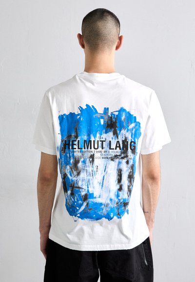 Weißes Baumwoll-T-Shirt mit einem blauen und schwarzen abstrakten Maldesign auf dem Rücken. Der Text lautet "HELMUT LANG" und weitere Details in Schwarz.