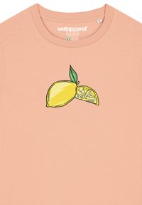 Peperkleurig T-shirt van katoen, met een afbeelding van een citroen en een schijfje citroen met groene bladeren op de borst.