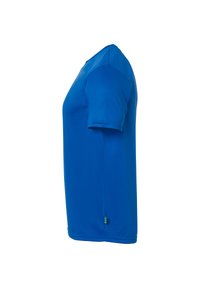 Blauwe T-shirt met korte mouwen en ronde hals, zijwaarts weergegeven op een witte achtergrond met een klein groen label nabij de zoom.