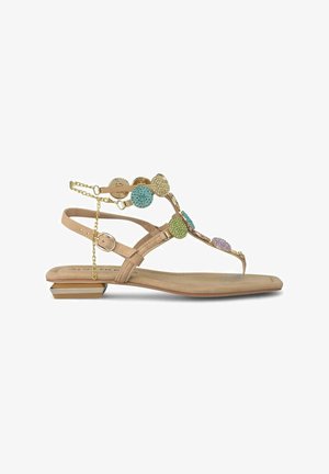 Sandalias planas nude con diseño de tira en T, que presentan adornos circulares multicolores y un tacón cuadrado con un detalle dorado.