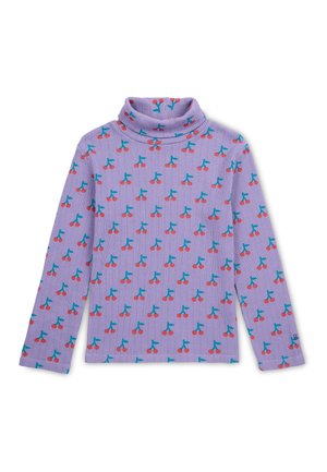 Pull col roulé violet côtelé avec un motif répétitif de cerises rouges et de tiges vertes, manches longues et petit logo sur le poignet.