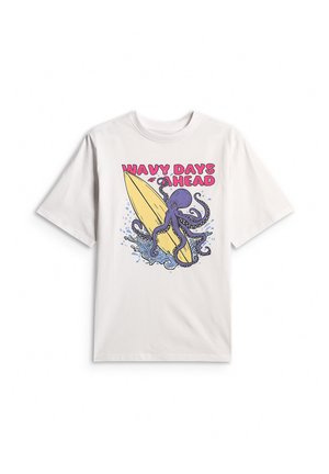 Biały T-shirt z kolorowym wzorem fioletowego ośmiornicy trzymającej żółtą deskę do surfowania z falami i różowym napisem „Wavy Days Ahead”.
