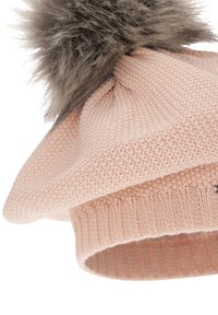 Gebreide roze beret met een geribde rand en een grote grijze bontpompon bovenop; zachte textuur en slungelig ontwerp voor een comfortabele pasvorm.