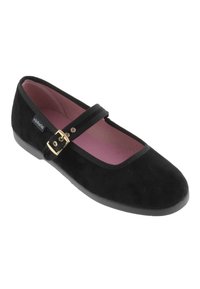 Bailarina de ante negra con puntera redondeada, tira elástica y detalle de hebilla dorada. El interior presenta un forro rosa. Suela plana de goma.