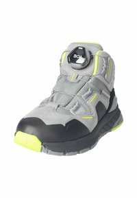 Šedá turistická obuv s černými a neonově žlutými akcenty, vybavená systémem šněrování BOA, pevnou podrážkou a textilním svrškem.