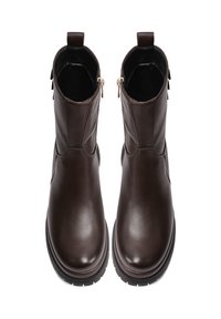 Stivaletti in pelle marrone con una texture liscia, punta arrotondata, chiusura con zip laterale e dettagli decorativi frangiati nella parte superiore.