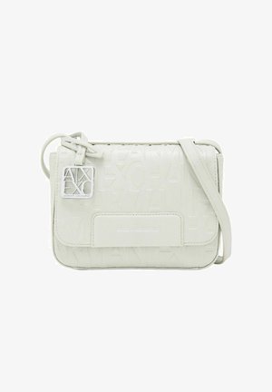Pequeño bolso blanco de bandolera con el logo en relieve de Armani Exchange, charm con la marca en tono plateado y correa ajustable.