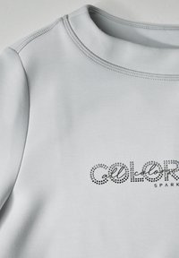 Lichtgrijze sweatshirt met een ronde halslijn, een gladde textuur en een decoratieve print in donkere en metallic accenten op de voorkant.