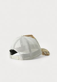Casquette avec un dos en mesh, de couleur beige, et un devant en tissu camouflé. Dotée d'une fermeture à pression réglable et d'un visière arrondie.