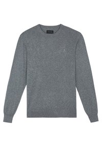 Grauer Strickpullover mit langen Ärmeln, Rundhalsausschnitt, gerippten Bündchen und Saum, der eine subtile Textur und minimalistische Markenkennzeichnung aufweist.