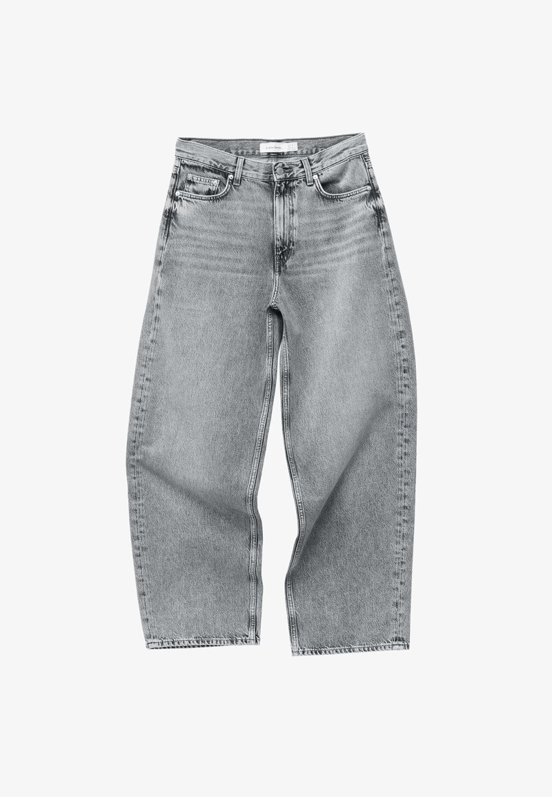 Grijze spijkerbroek van denim met een hoge taille, broekspijpen met een wijde pasvorm en een onafgewerkte zoom. Voorzien van klassieke vijfzakken en subtiele vervaging.