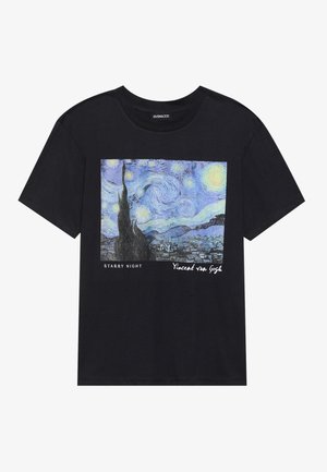 Must siis on must T-särk, millel on Vincent van Goghi "Tähine öö" graafiline print. Lühikesed varrukad, ümar kaelus ja pehme kangast tekstuur.