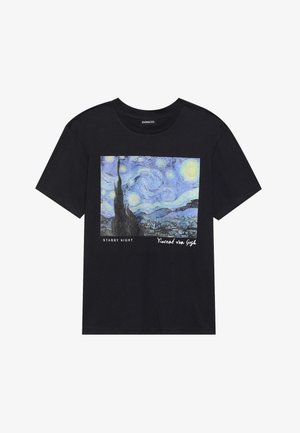 Svart t-skjorte med et grafisk trykk av "Stjernespeilet" av Vincent van Gogh. Kort erm, rund hals og myk stofftekstur.
