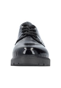 Zapato de charol negro con punta redondeada, superficie texturizada, cordones negros y suela resistente que presenta un diseño de patrón para agarre.