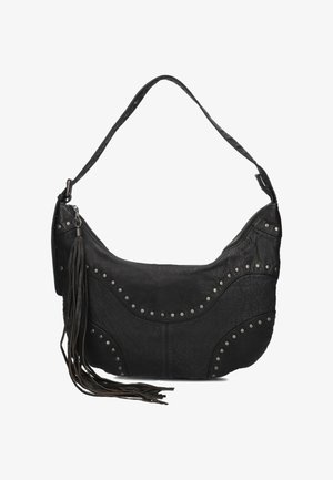 Zwarte leren schoudertas met een gebogen ontwerp, zilveren studs en een kwastaccent. Voorzien van een zijrits en een gestructureerd oppervlak.