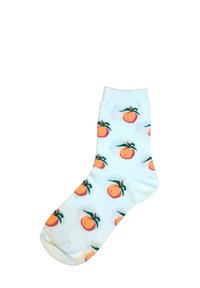 Biała skarpeta za kostkę z powtarzającym się wzorem pomarańczowych owoców z zielonymi liśćmi, wykonana z miękkiego materiału tekstylnego.