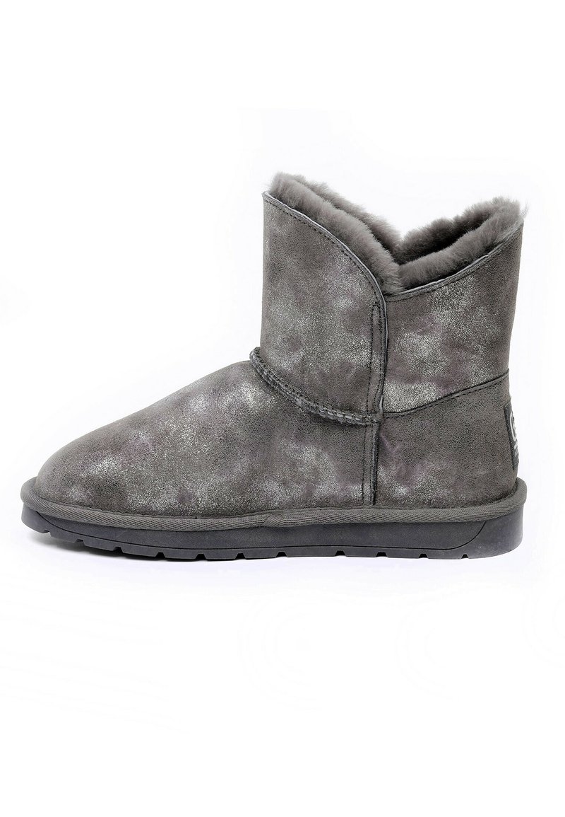 Stivale alla caviglia in suede grigio con un interno morbido e soffice e una suola in gomma flessibile. Presenta una cucitura e un design a scollatura bassa.