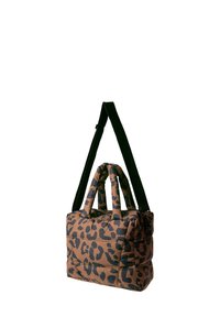 Tragetasche mit Leopardenmuster aus gesteppter Stoff. Verfügt über zwei Griffe und einen verstellbaren schwarzen Riemen. Farbschema umfasst Braun und Schwarz.
