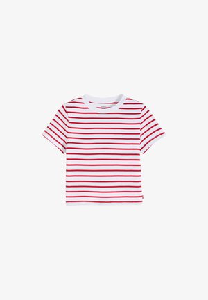 Maglietta bianca a maniche corte con righe orizzontali rosse. Presenta una scollatura tonda e tessuto in cotone morbido. Include una piccola targhetta con logo sull'orlo.