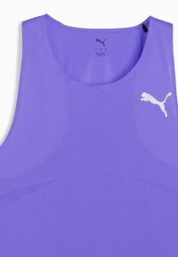 Top deportivo morado sin mangas con un escote redondo y textura de malla transpirable, con un logo de Puma en blanco en el lado izquierdo.
