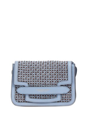 Piccola borsa a tracolla rettangolare con rifiniture in pelle blu e motivo intrecciato marrone e azzurro chiaro sulla patta frontale.