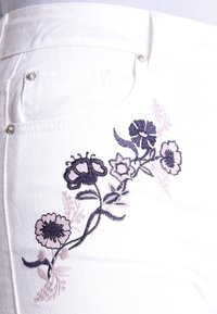 Miss Selfridge Shorts vaqueros - white