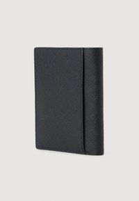 Czarny portfel o teksturze, wykonany z materiału syntetycznego, o stylowym prostokątnym kształcie z gładką krawędzią i minimalnymi elementami designu.