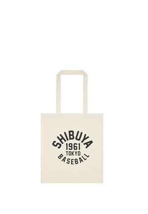 Beżowa torba na ramię z dwoma uchwytami i czarnym napisem „Shibuya 1961 Tokyo Baseball” na środku z przodu.