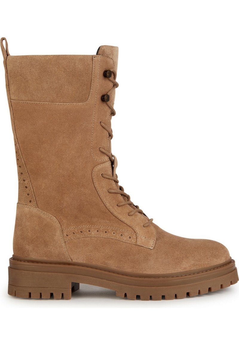 Tan suède enkellaarsjes met een hoge schacht, vetersluiting en subtiele geperforeerde details. Dikke rubberen zool met een robuust profiel.