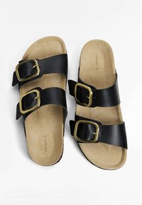 Zwarte leren slide sandalen met twee verstelbare banden en gouden gespen. Zachte tan suede voetbed en vlakke zoolontwerp. Maat 37.