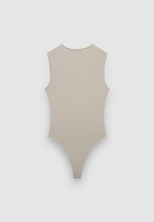 Body beige con tessuto liscio ed elastico. Presenta un design senza maniche, scollo arrotondato e taglio a perizoma sul retro, evidenziando una silhouette aderente.