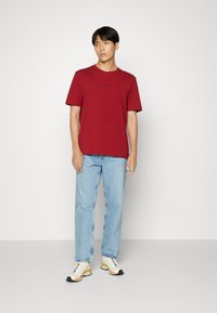 BOSS TCHUP - T-shirts - red four