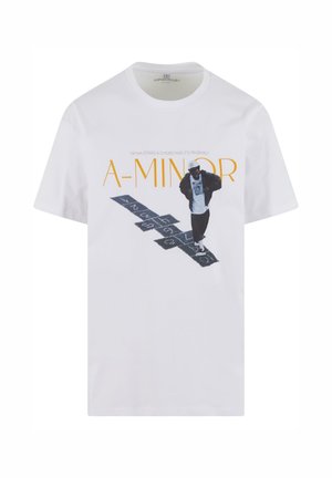 T-shirt alb din bumbac, cu un print grafic mare ce înfățișează o persoană pe un model de șotron, cu text galben care spune "A-MINOR". Mâneci scurte.