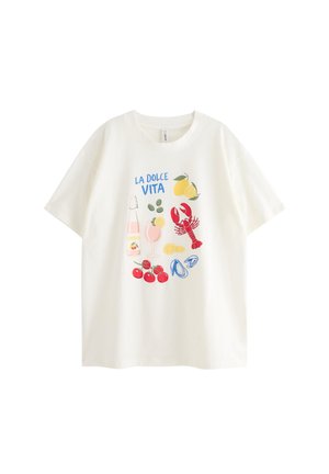 Hvid T-shirt med farverige illustrationer af citron, hummer, cherrytomater, muslinger, en drink og teksten "La Dolce Vita" i blåt.
