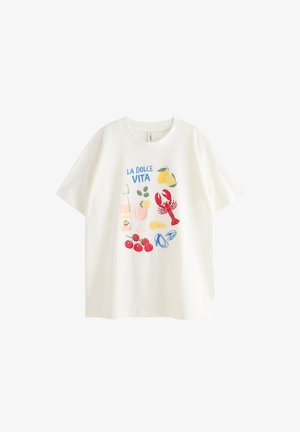 Hvid T-shirt med farverige illustrationer af citron, hummer, cherrytomater, muslinger, en drink og teksten "La Dolce Vita" i blåt.