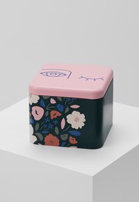 Boîte de rangement carrée avec un couvercle rose arborant un motif d'œil. Le corps vert foncé est décoré de motifs floraux en rose, rouge, bleu et crème.