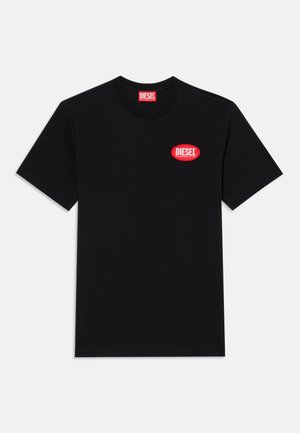 T-shirt noir en coton à manches courtes. Présente un logo ovale rouge avec le texte "DIESEL". Col rond classique, texture lisse et coupe uniforme.