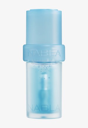 Bouteille cylindrique transparente contenant un liquide bleu et des bulles, surmontée d'un bouchon bleu, embossée du nom de la marque "NABLA."