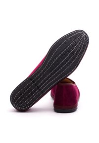 Scarpe in camoscio bordeaux con profilo basso, dotate di suola in gomma nera testurizzata con cuciture bianche a contrasto e punta arrotondata.