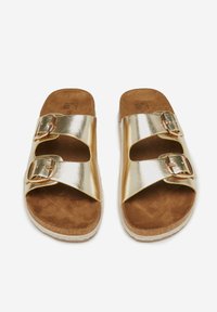 Gouden metallic slide sandalen met twee brede banden, voorzien van gespen. Zachte bruine suède voetbed en jute-wikkelzool. Vlak ontwerp.