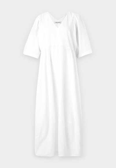 Bílá bavlněná šaty, výstřih do V, krátké nabírané rukávy, volný střih, splývavý silueta, texturovaná látka, délka po kotníky.