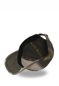 Casquette de baseball grise avec une visière courbée, présentant des coutures jaunes et un motif brodé. Intérieur doublé de tissu noir.