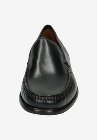 Zwarte leren instapschoen met een gladde afwerking, ronde neus en subtiele stikdetails langs de randen. Vlakke zool, minimale ontwerpaccenten.