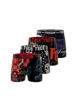Quatre paires de boxers pour hommes avec des motifs graphiques audacieux comprenant un visage de démon rouge, des crânes blancs, des lettres rouges et des motifs camouflage foncés.