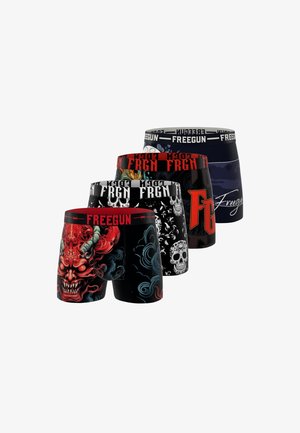 Quatre paires de boxers pour hommes avec des motifs graphiques audacieux comprenant un visage de démon rouge, des crânes blancs, des lettres rouges et des motifs camouflage foncés.