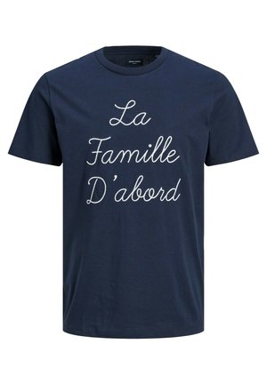 T-shirt en coton bleu marine avec texte brodé en blanc "La Famille D'abord" sur le devant, col rond et manches courtes.