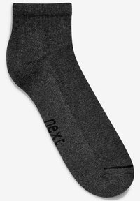 Tummanharmaa nilkkasukka, jossa on ribbitekstuuri ja logo painettuna sivulle. Siinä on sileä pinta ja vahvistettu varvasosa.